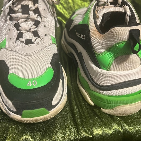 Balenciaga Low Top Chunky Sneakers
White
Colorblock Pattern - Picture 5 of 5